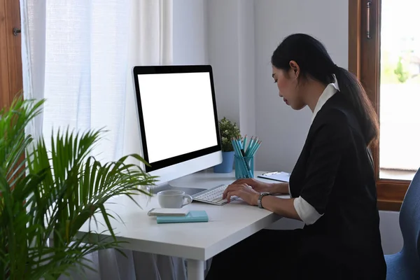 Ασιάτισσα Λογίστρια Που Δουλεύει Υπολογιστή Στο Γραφείο — Φωτογραφία Αρχείου