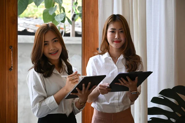 Duas Mulheres Negócios Asiáticas Escritório Sorrindo Para Câmera — Fotografia de Stock