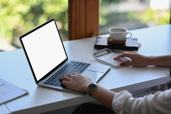 Ragioniera Che Utilizza Calcolatrice Lavora Con Computer Portatile Alla Scrivania — Foto Stock