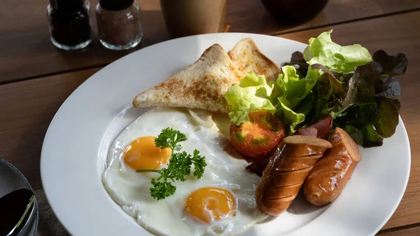 Desayuno Inglés Con Huevos Fritos Tocino Salchichas Tostadas Ensalada Fresca — Foto de Stock