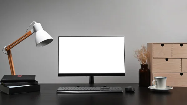 Dator Med Blank Display Lampa Böcker Och Kaffekopp Svart Bord — Stockfoto