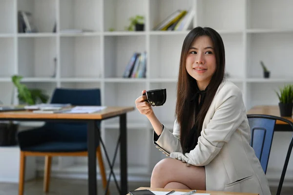 Positivo Asiatico Businesswoman Seduta Suo Posto Lavoro Bere Caffè — Foto Stock