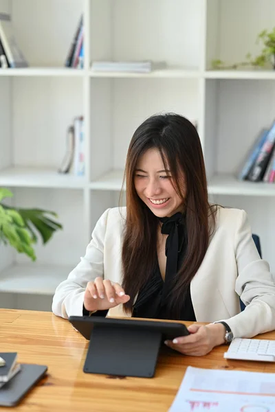 Χαρούμενη Επιχειρηματίας Που Εργάζεται Tablet Υπολογιστή Στο Γραφείο — Φωτογραφία Αρχείου