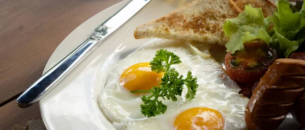 Cerrar Los Huevos Fritos Tocino Asado Tostadas Salchichas Ensalada Fresca — Foto de Stock