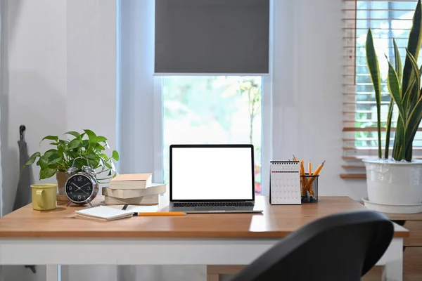 Computer Laptop Wecker Topfpflanze Und Kaffeetasse Auf Holztisch — Stockfoto