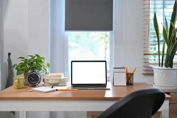 Computador Portátil Despertador Planta Envasada Xícara Café Mesa Madeira — Fotografia de Stock