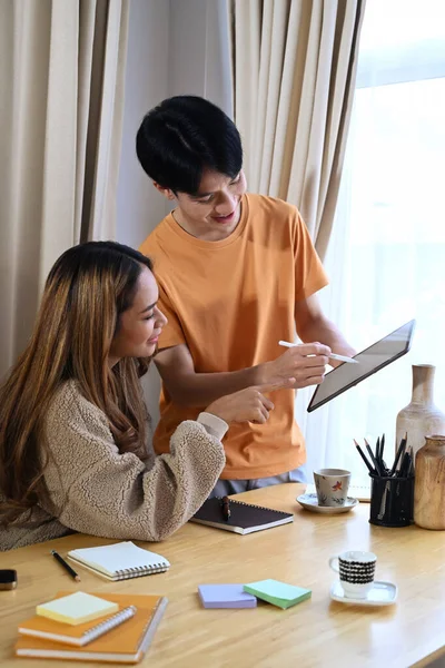 Feliz Asiático Casal Amante Usando Digital Tablet Juntos Para Compras — Fotografia de Stock