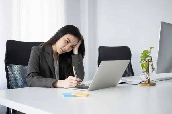 Uttråkad Kvinnlig Kontorsarbetare Som Arbetar Med Bärbar Dator Kontoret — Stockfoto