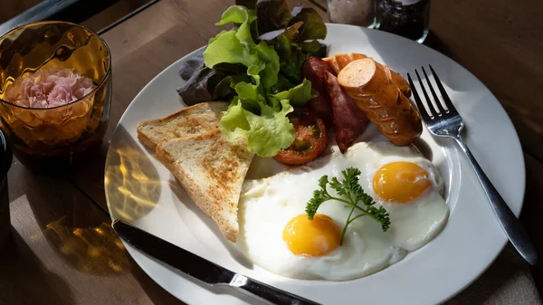 Huevos Fritos Tocino Asado Salchichas Tostadas Para Desayuno Saludable — Foto de Stock