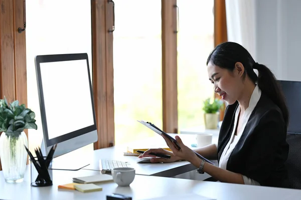 Ασιάτισσα Επιχειρηματίας Γυναίκα Κάθεται Μπροστά Από Τον Υπολογιστή Και Χρησιμοποιώντας — Φωτογραφία Αρχείου