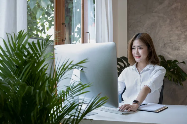 快適な職場でコンピュータで働く幸せな若い女性起業家 — ストック写真