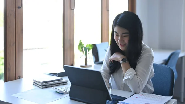 現代の職場でコンピュータタブレットを使用して働く成功したビジネス女性 — ストック写真