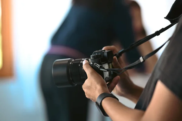 Fotografía Recortada Una Fotógrafa Con Cámara Trabajando Una Oficina Creativa —  Fotos de Stock