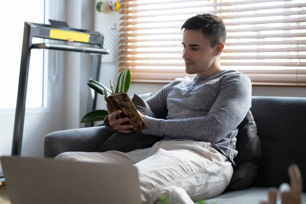 Homem Pacífico Sentado Sofá Livro Leitura — Fotografia de Stock