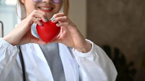 手に赤いハートの形をしている心臓病学者 医療の概念 — ストック写真