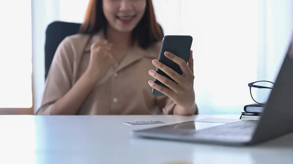 幸せなビジネスマンの女性は彼女のスマートフォンで良いニュースを読んで 成功を祝う — ストック写真