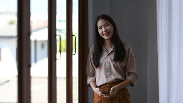 Πορτρέτο Της Αυτοπεποίθηση Ασιατική Επιχειρηματίας Στέκεται Στο Γραφείο Και Χαμογελώντας — Φωτογραφία Αρχείου