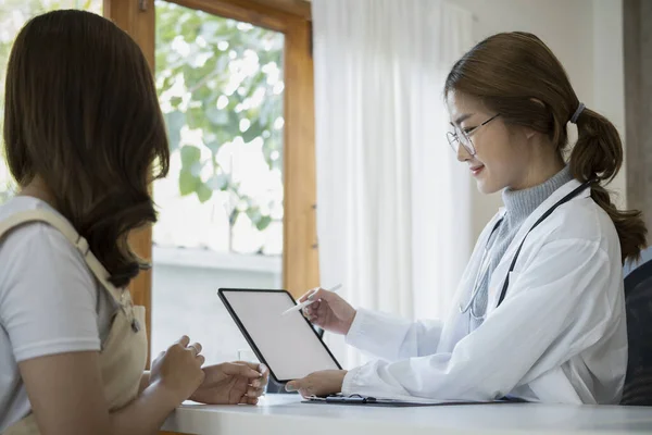 Médica Feminina Segurando Tablet Digital Explicando Diagnóstico Para Sua Paciente — Fotografia de Stock