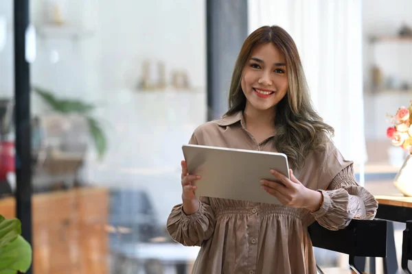 Atraente Mulher Asiática Empresária Segurando Tablet Digital Sorrindo Para Câmera — Fotografia de Stock