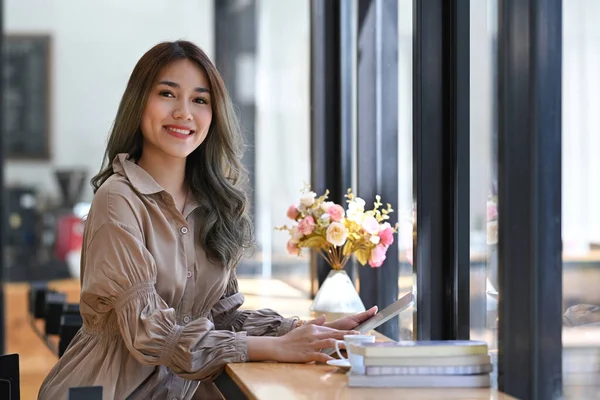 Χαρούμενη Νεαρή Ασιάτισσα Επιχειρηματίας Κρατώντας Ψηφιακή Ταμπλέτα Και Χαμογελώντας Στην — Φωτογραφία Αρχείου