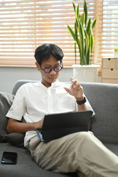 Άντρας Casual Ρούχα Κρατώντας Στυλό Και Εργάζονται Απευθείας Σύνδεση Tablet — Φωτογραφία Αρχείου