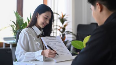 Kira kontratı ya da satış sözleşmesi imzalayan müşteri ya da emlakçı ev yatırımları için emlakçı.