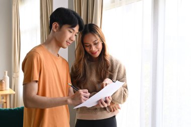 Ofiste iki iş ortağı birlikte evrak okuyorlar..