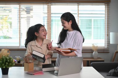 İki Asyalı çocuk ödev yapıyor ve birbirlerine yardım ediyorlar..