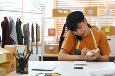 Cep telefonuyla konuşan ve online alımları kontrol eden küçük bir girişimci başlat.