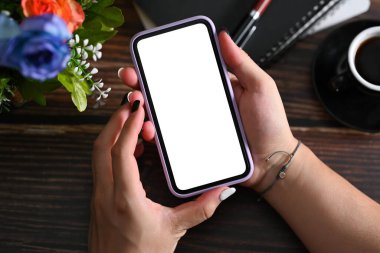 Görüntüyü kapat, kadın eli beyaz ekranlı cep telefonu..
