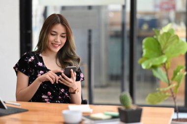 Kadın elleri reklam için beyaz ekranlı akıllı telefonu tutuyor..