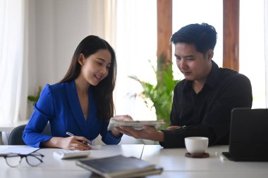 İş adamları fikirleri paylaşıyor ya da iş planlarını birlikte tartışıyorlar.