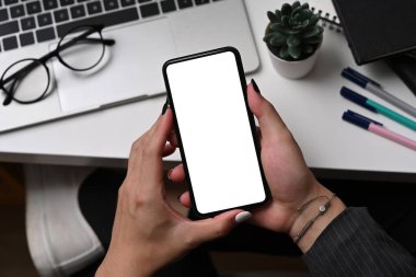 Görüntüyü kapat yaratıcı adam eli boş ekranlı akıllı telefonu deliğe sokuyor.