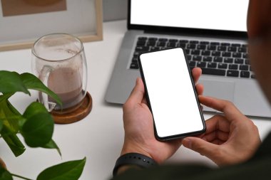 Kırpılmış çekim başlangıç küçük işletme ev ofisinde dizüstü bilgisayarla çalışıyor.