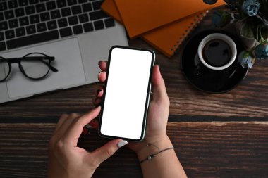 Görüntüyü kapat kadın elleri beyaz ekranlı akıllı telefonu tutuyor.