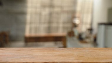 Oturma odasının bulanık arka planının önündeki tahta masa. Ürünlerinizi görüntülemek veya montajlamak için alanı kopyalayın.
