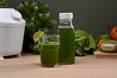 Tahta masada organik meyve ve sebzeli taze sağlıklı sebzeler..