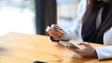 Kırpılmış genç iş kadını akıllı telefonuyla internetten ödeme yaparken vuruldu..