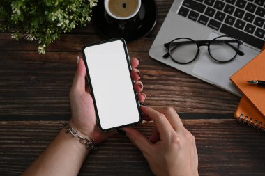 Zarif adam elleri beyaz ekranlı akıllı telefonu tutuyor..