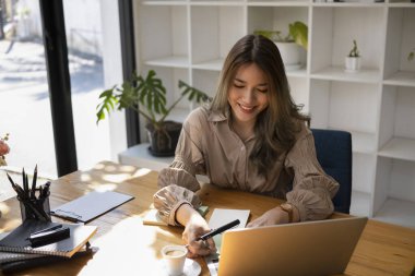 Güzel bir iş kadını dizüstü bilgisayarında e-posta okuyor..