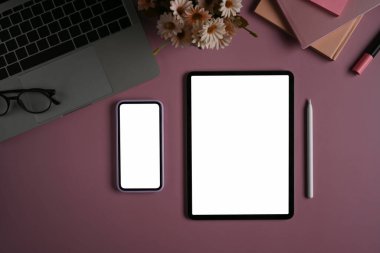 Mor arkaplanda akıllı telefon, dijital tablet ve bilgisayar dizüstü bilgisayarı.
