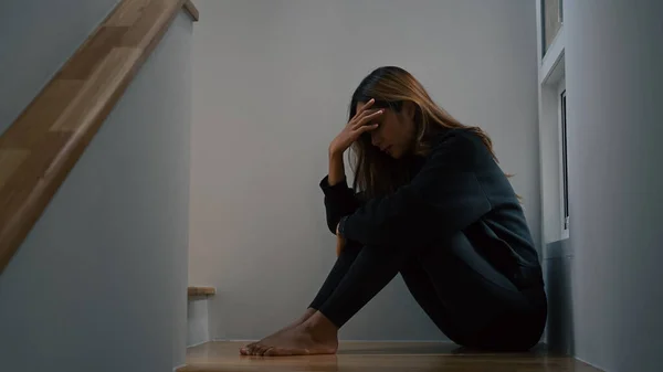 Mujer Joven Con Depresión Sentada Sola Las Escaleras Cuarto Oscuro —  Fotos de Stock