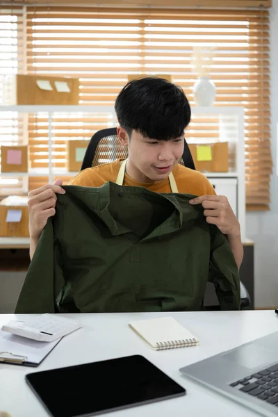 Azji Człowiek Mały Firma Właściciel Pokazując Ubrania Podczas Transmisji Żywo — Zdjęcie stockowe