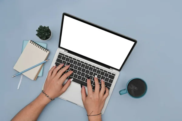 Mulher Mãos Digitando Computador Portátil Sobre Fundo Azul — Fotografia de Stock