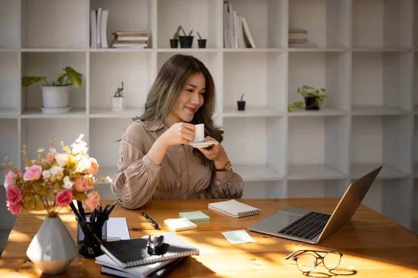 Zadowolony Piękny Biznes Kobieta Czytanie Wiadomości Laptopie Picia Gorącej Kawy — Zdjęcie stockowe