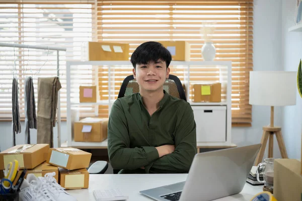 Ασιάτης Άνθρωπος Εκκίνηση Μικρή Επιχείρηση Επιχειρηματίας Κάθεται Στο Γραφείο Στο — Φωτογραφία Αρχείου