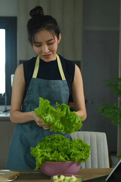Mulher Jovem Saudável Preparando Salada Legumes Frescos Cozinha Conceito Estilo — Fotografia de Stock