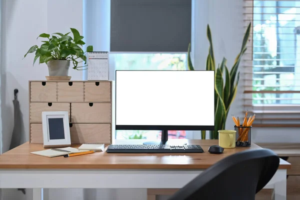 Framifrån Datordator Bildruta Kaffekopp Och Krukväxt Träbord — Stockfoto