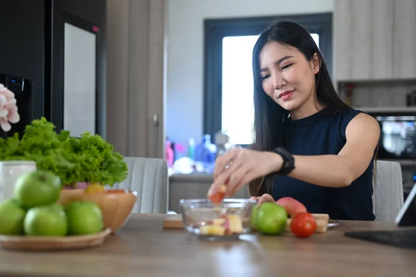 Jovem Feliz Preparando Salada Saudável Frutas Legumes Orgânicos Cozinha Casa — Fotografia de Stock