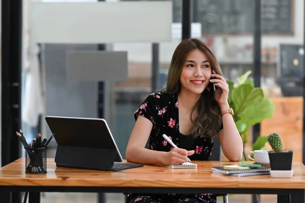 Bela Ásia Mulher Empresário Falando Inteligente Telefone Tomando Nota Notebook — Fotografia de Stock